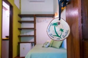 聖米格爾－杜戈斯托蘇的住宿－Pousada Casa Do Cocotier，一张床位房间门上的标志