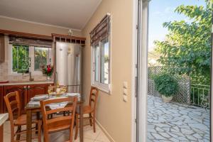 Balkón nebo terasa v ubytování Private villa close to Famous Myrtos beach with private boat!