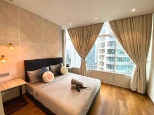 クアラルンプールにあるSky Suites KLCC by GENESISの大きな窓のあるベッドのある寝室