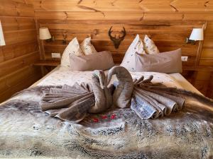 A bed or beds in a room at Almhütten Skorianz