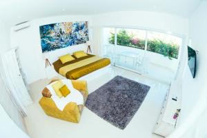 Ein Sitzbereich in der Unterkunft Rapture Surfcamps Green Bowl