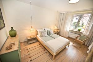 a bedroom with a bed and a table and a window at Apartament Nieoczywisty in Stronie Śląskie