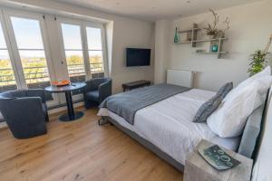 a bedroom with a bed and a table and chairs at Privatweingut Schmidt in Heitersheim