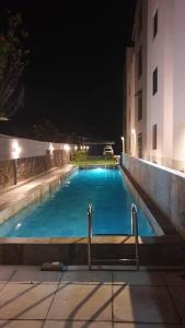 A piscina localizada em Upmarket, new, stunning 3 bedroom apartment close to the beach! ou nos arredores