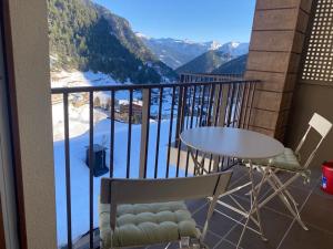 a balcony with a table and chairs and a view at Apartamento Premium en Ribasol Ski & Mountain Park in Arinsal