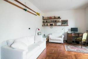 sala de estar con sofá blanco y escritorio en Regina Margherita en Roma