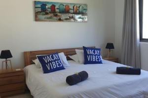 En eller flere senge i et værelse på Upmarket, new, stunning 3 bedroom apartment close to the beach!