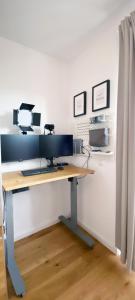 - un bureau avec un ordinateur dans la chambre dans l'établissement Sanierte Wohnung mit Balkon im Hochparterre, à Hanovre