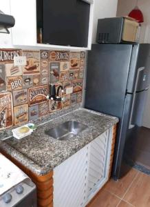 Η κουζίνα ή μικρή κουζίνα στο Apartamento temporada encantador, frente a praia +6 φωτογραφίες