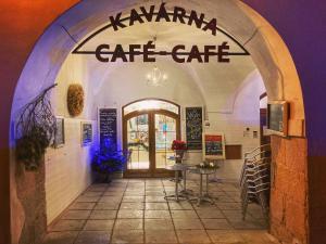 Reštaurácia alebo iné gastronomické zariadenie v ubytovaní Apartmány CAFÉ-CAFÉ