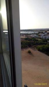 een uitzicht op een veld vanuit een raam van een gebouw bij Sol e Praia Alvor 2 in Alvor