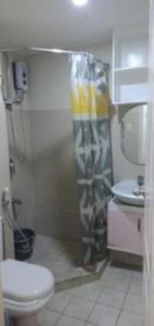uma casa de banho com um chuveiro, um WC e um lavatório. em ONE OASIS B2 back of SM MALL free pool wifi em Davao