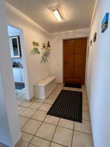 a hallway with a door and a tile floor at Casa Sheila in Quartino