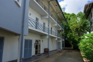 - Vistas al exterior de un edificio de apartamentos con escalera en Boom Apartments, en Paramaribo