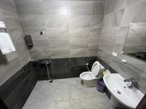 a small bathroom with a toilet and a sink at 墾丁 63民宿 in Kenting