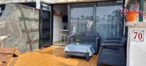 A seating area at Marlenghi Apartments 70