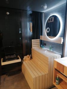 ein Bad mit einem Waschbecken und einem Spiegel in der Unterkunft Blue Note Apartments in Schoppernau
