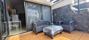 A seating area at Marlenghi Apartments 70