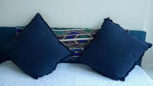 2 almohadas sentadas encima de una cama en Room Art Lovers, en Marmagen