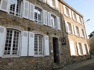 - un bâtiment en briques avec des portes et des fenêtres blanches dans l'établissement La Villa Garenne, à Vannes