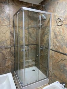 a shower with a glass door in a bathroom at Hermoso Loft en pleno centro de Neuquen in Neuquén