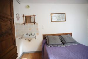 1 dormitorio con cama y lavamanos en Room for two in a house of the XVII century - N3 Chez Jean Pierre, en Villar-dʼArène