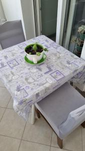 Una mesa con una planta en un tazón. en Room Airport Split en Kaštela