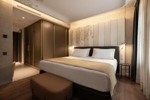 une chambre avec un grand lit et un tabouret dans l'établissement Áurea Palacio de Correos by Eurostars Hotel Company, à Logroño 77 autres photos