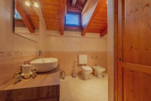 a bathroom with a sink and a toilet at CHALET PONTAL 5 - Relax e vista sulle montagne - COUR 0145 in Entrèves +28 photos