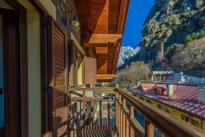 un balcón de una casa con vistas a las montañas en Chalet Pontal 7, en Entrèves