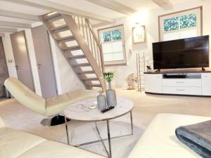 Haus Findling في زنغست: غرفة معيشة مع تلفزيون وطاولة
