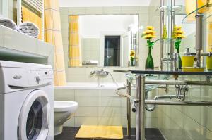 A bathroom at The Fashion Street Apartment