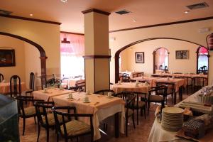 a restaurant with tables and chairs in a room at Hotel Pelayo Isla in Isla