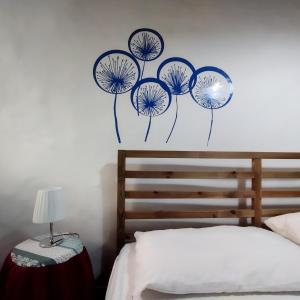 - une chambre avec un lit avec une vignette murale dansante dans l'établissement La Loggetta casa vacanze, à Lugnano in Teverina