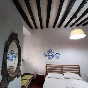 - une chambre avec un miroir et un lit dans l'établissement La Loggetta casa vacanze, à Lugnano in Teverina