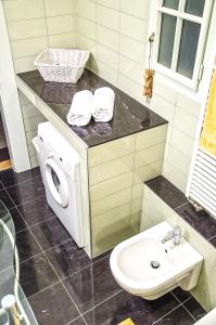 A bathroom at The Fashion Street Apartment