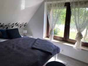 ein Schlafzimmer mit einem Bett und einem Fenster in der Unterkunft Ferienwohnung Rosi Stoppa in Burg