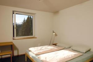 Postel nebo postele na pokoji v ubytování Valbella-Lenzerheide Youth Hostel