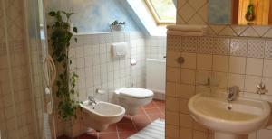 uma casa de banho com um WC, um bidé e um lavatório. em Malinowa Chata em Szczyrk