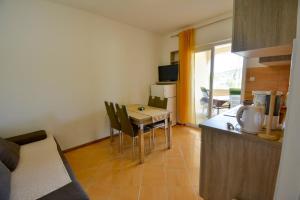 Kuchyň nebo kuchyňský kout v ubytování Apartmani Zlata