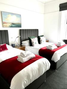 ByTheSea Guest House tesisinde bir odada yatak veya yataklar