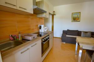 Kuchyň nebo kuchyňský kout v ubytování Apartmani Zlata