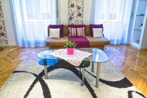 A seating area at The Fashion Street Apartment