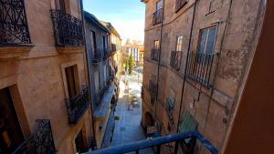 una vista de un callejón entre dos edificios en Toro 2, 2º en la misma Plaza Mayor de Salamanca, en Salamanca