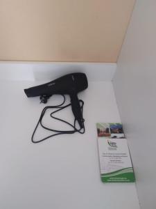 比勒陀利亚Cottage @19th的桌子上放着一把黑色的枪，旁边还有一个盒子。 更多33张照片