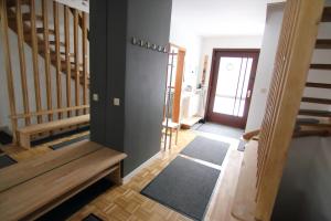 un pasillo con escaleras, un banco y una puerta en Familienzimmer, en Neumarkt in der Oberpfalz