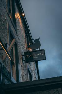 una señal de toro negro en el lado de un edificio en Black Bull Hotel, en Kirkby Stephen