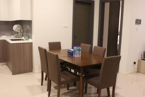 een houten tafel en stoelen in een keuken bij Suasana Suite Cozy JB TOWN in Johor Bahru