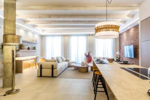 cocina y sala de estar con sofá y mesa en Apartamento Seis Lunas PA, en Marbella