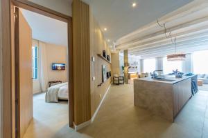 een grote kamer met een keuken en een slaapkamer bij Apartamento Seis Lunas PA in Marbella
